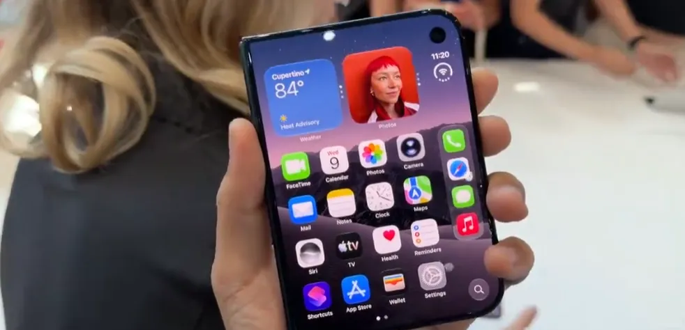 iPhone Duo 真机上手：最强折痕控制 + 纳米纹理屏！这就是苹果第一款折叠屏！